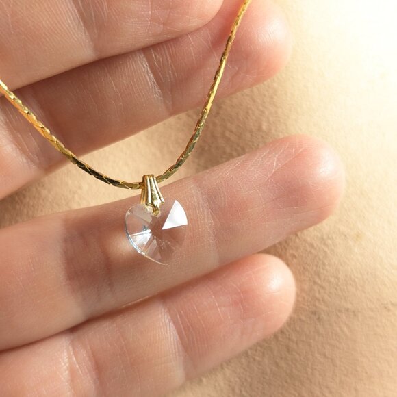 Small crystal heart pendant on gold toned chain, friendship - Picture 5 of 9